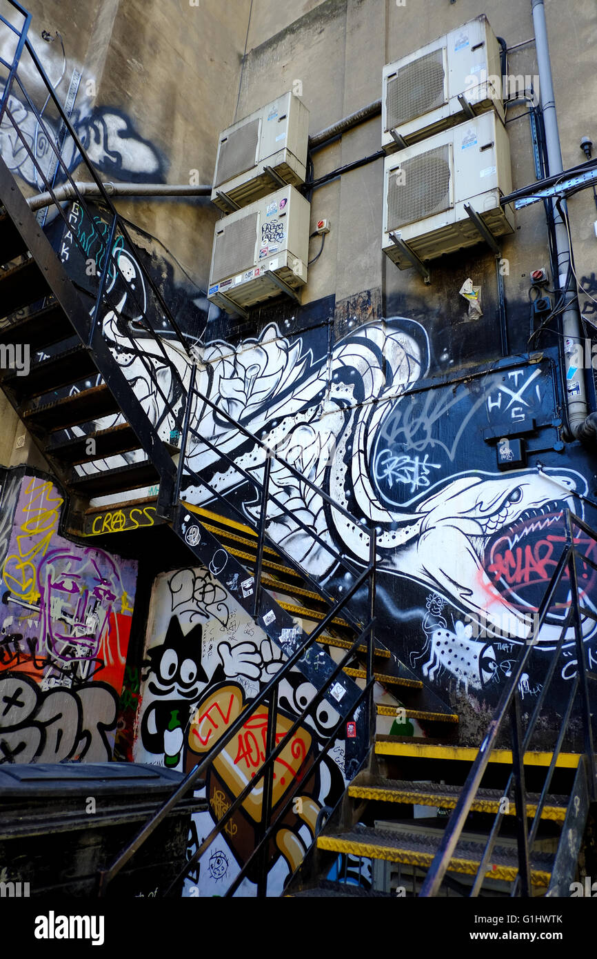 Fire escape scale con graffiti nella zona est di Londra Foto Stock