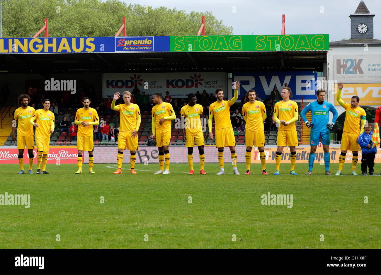 Sport, calcio, lega regionale West, 2015/2016, Rot Weiss Oberhausen versus Fortuna Duesseldorf U23 4:2, Stadio Niederrhein a Oberhausen, team Fortuna, f.r.t.l. team leader Christian Weber, custode Philip Faderl, Robin Bormuth, Leander Goralski, Tugrul Erat, Ihlas Bebou, Marvin Ajani, Hendrik Lohmar, Rafael Garcia, Kaan Akca, Nazim Sangare Foto Stock