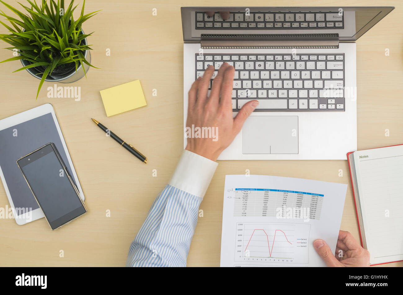Immissione di dati e analisi in ufficio Foto Stock