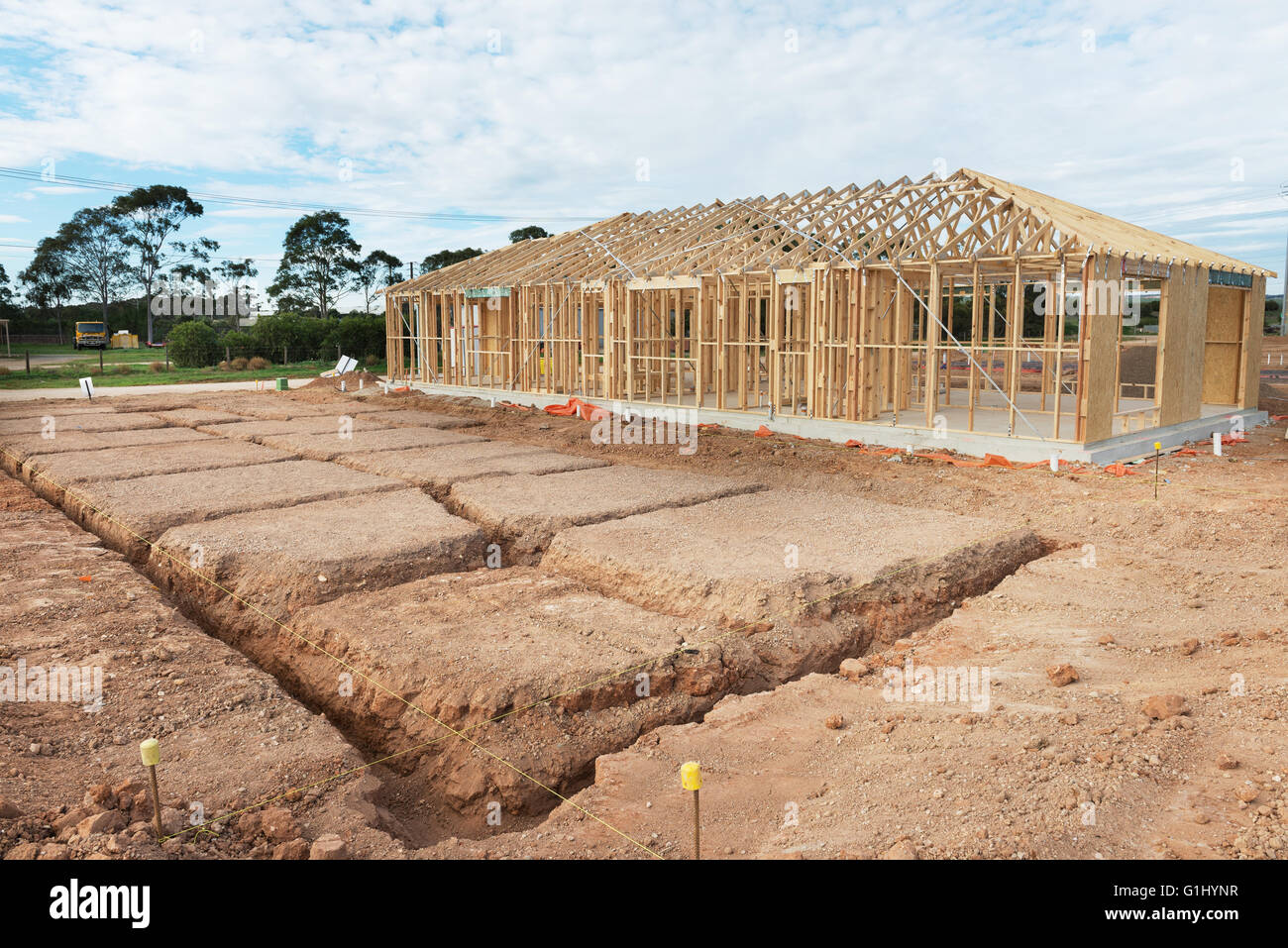 Nuove costruzioni residenziali home framing contro un cielo blu. Foto Stock