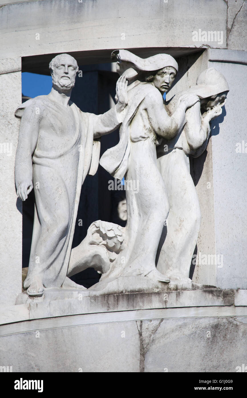 Cammino verso il Golgota. Statua in marmo dello scultore Giannino Castiglioni (1936). Dettaglio del memoriale di prodotti tessili italiani industriale Antonio Bernocchi progettato dall'architetto Alessandro Minali presso il Cimitero Monumentale (Cimitero Monumentale di Milano) a Milano, lombardia, italia. Foto Stock