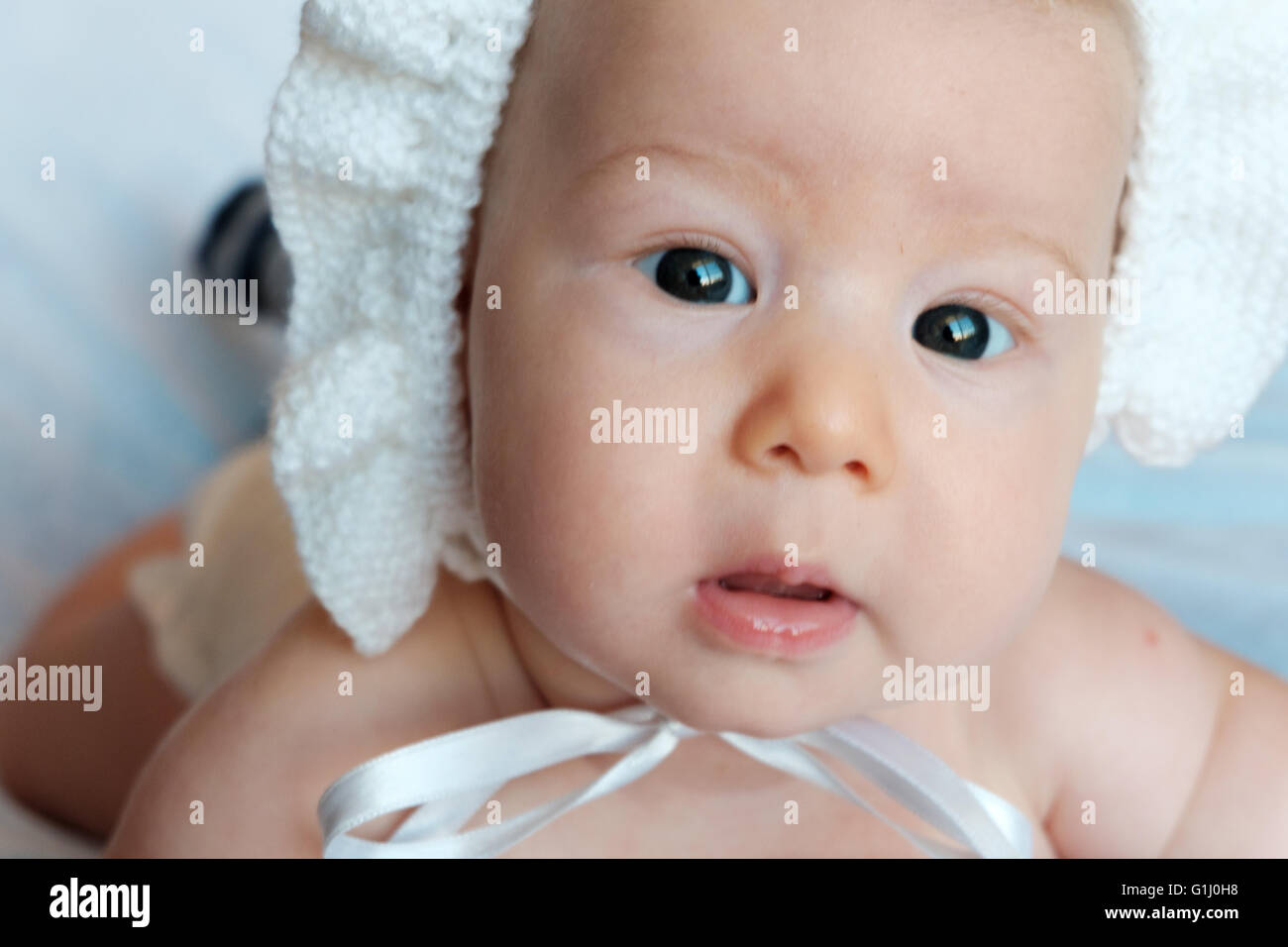 Bambino innocente su sfondo bianco Foto Stock