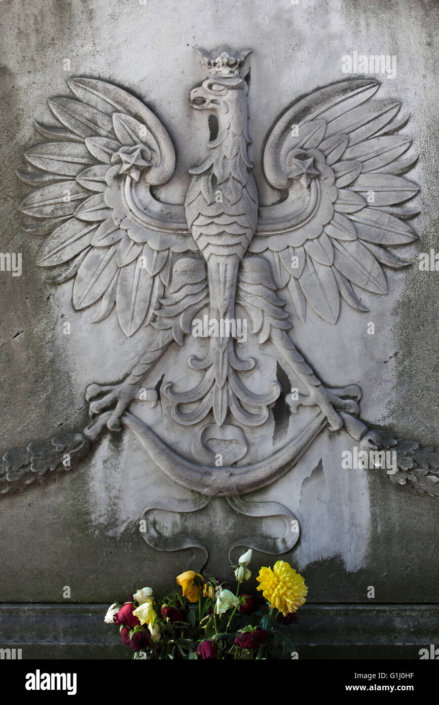 Stemma della Polonia raffigurato in un oggetto contrassegnato per la rimozione definitiva presso il Cimitero Monumentale (Cimitero Monumentale di Milano) a Milano, lombardia, italia. Foto Stock