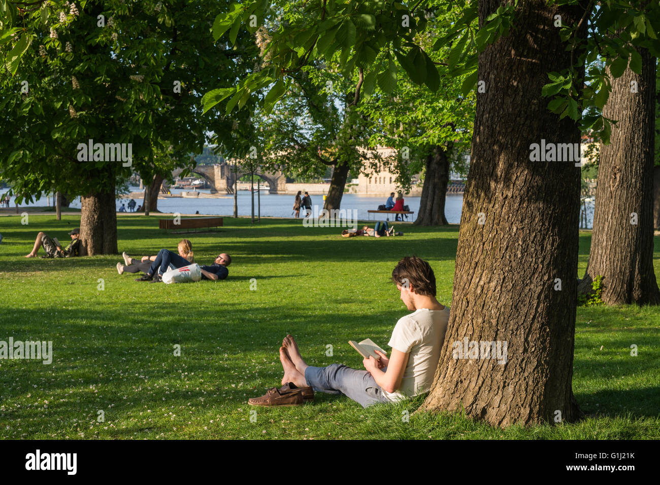 Per coloro che godono di un giorno di estate in erba, Strelecky ostrov, Praga, Repubblica Ceca Foto Stock