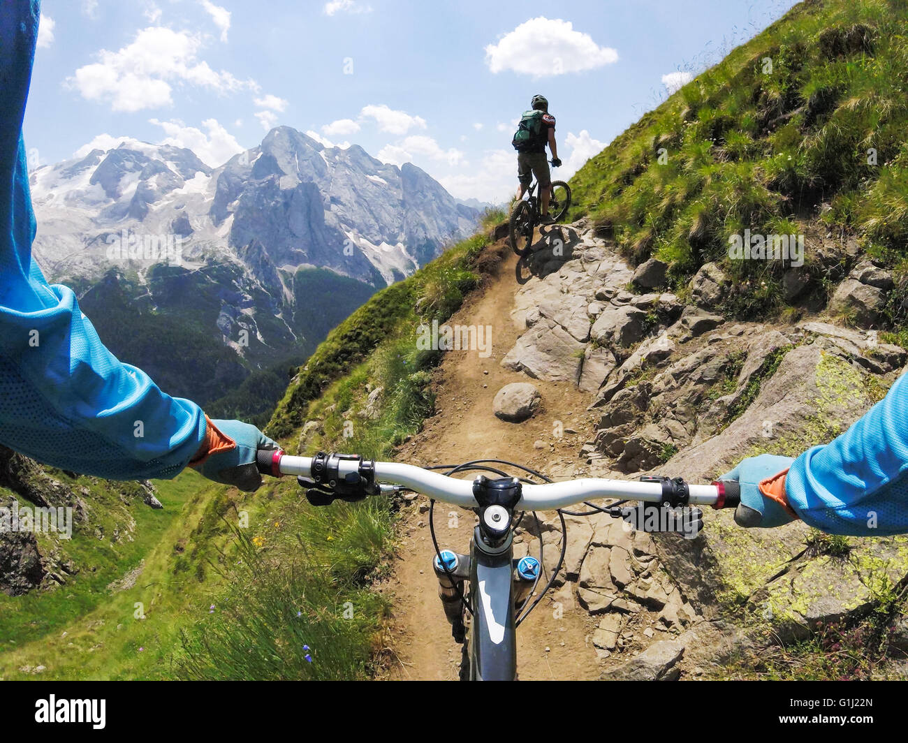 Due uomini in mountain bike, Dolomiti, Italia Foto Stock