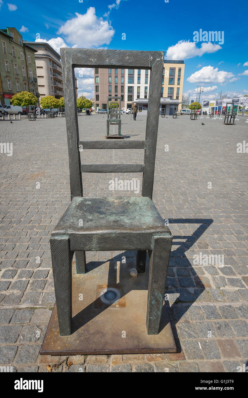 Plac Botherow Getta Cracovia, vista di una sedia vuota a Plac Botherow Getta che simboleggia lo scarto di beni da parte degli ebrei nella seconda guerra mondiale, in Polonia Foto Stock