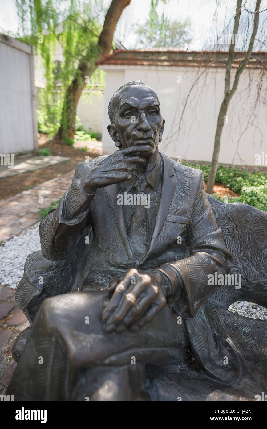 Statua di Jan Karski, vista della statua dell'emissario polacco Jan Karski accanto alla Sinagoga Remuh nel quartiere ebraico Kazimierz di Cracovia, Polonia. Foto Stock