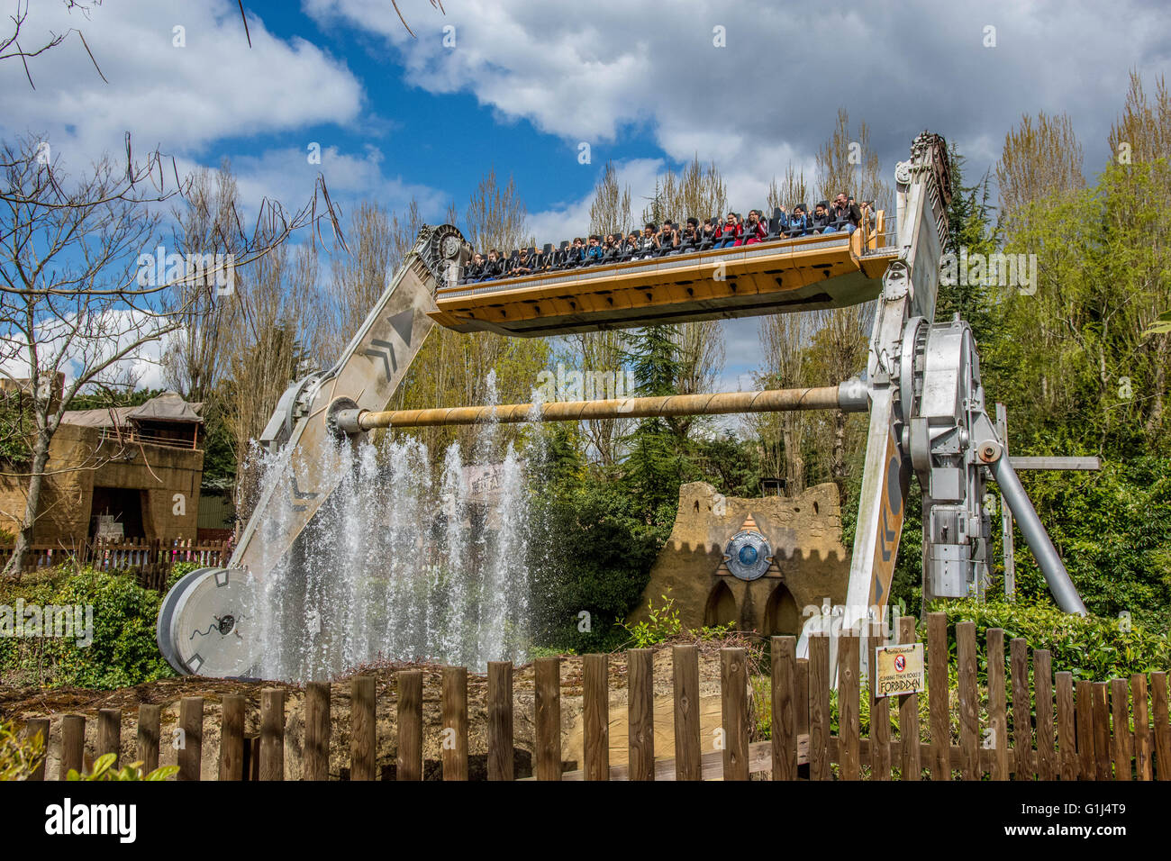 Giorno di sole al mondo di Chessington di avventura rameses vendetta, Regno Proibito cwoa, **giro ora sostituito da croc goccia** Foto Stock