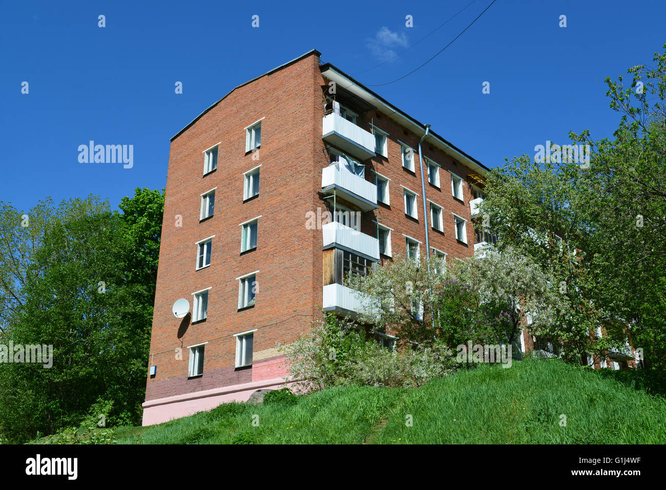 Vecchia a cinque piani di mattoni casa Foto Stock