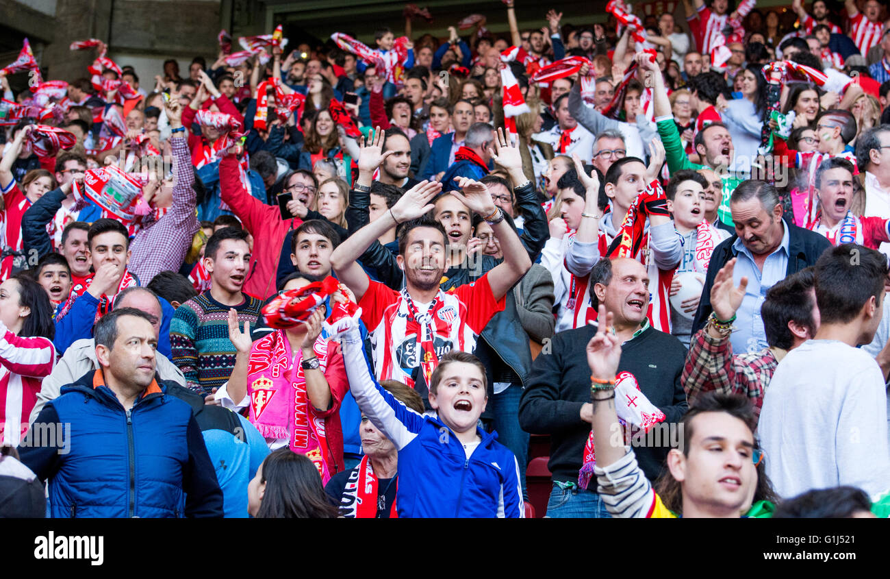 Gijon, Spagna. 15 Maggio, 2016. Sporting de Gijón dei sostenitori di celebrare il primo obiettivo della loro squadra durante la partita di calcio dell'ultimo round della stagione 2016/2017 del campionato spagnolo "La Liga " tra Real Sporting de Gijón e Villareal CF a Molinón stadio su 15 Maggio 2016 a Gijon, Spagna. Credito: David Gato/Alamy Live News Foto Stock