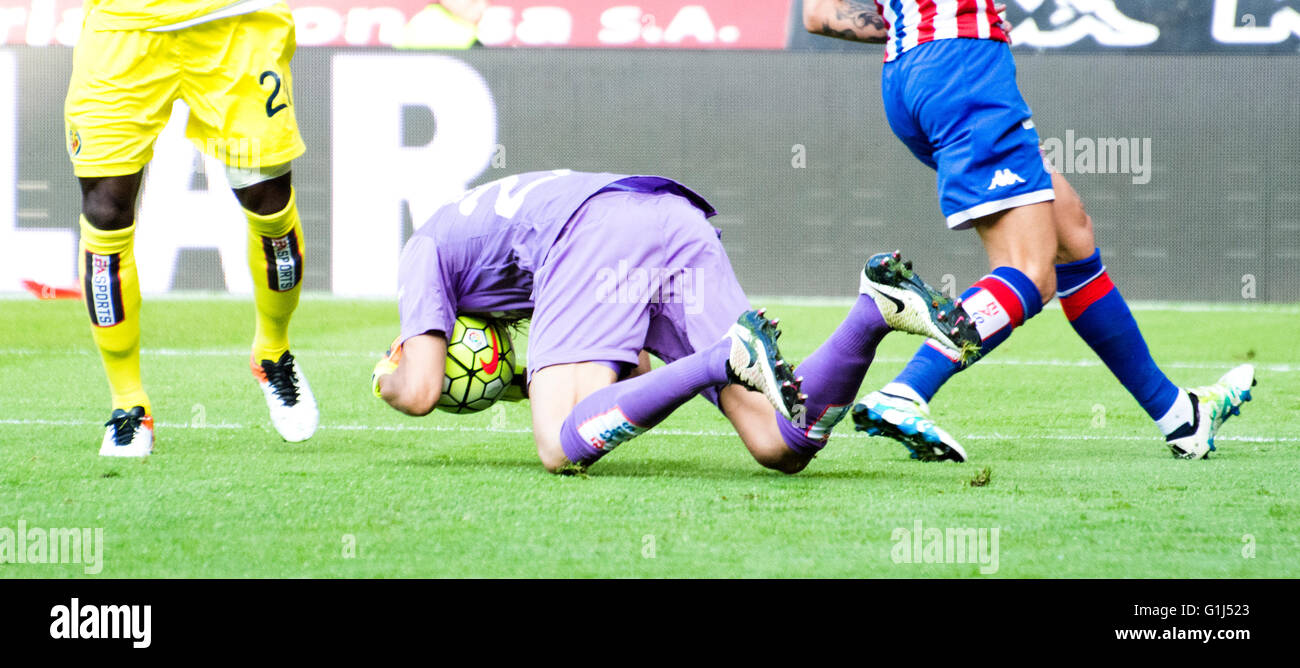 Gijon, Spagna. 15 Maggio, 2016. Mariano Barbosa (Portiere, Villareal CF) ferma a sparare durante la partita di calcio dell'ultimo round della stagione 2016/2017 del campionato spagnolo "La Liga " tra Real Sporting de Gijón e Villareal CF a Molinón stadio su 15 Maggio 2016 a Gijon, Spagna. Credito: David Gato/Alamy Live News Foto Stock