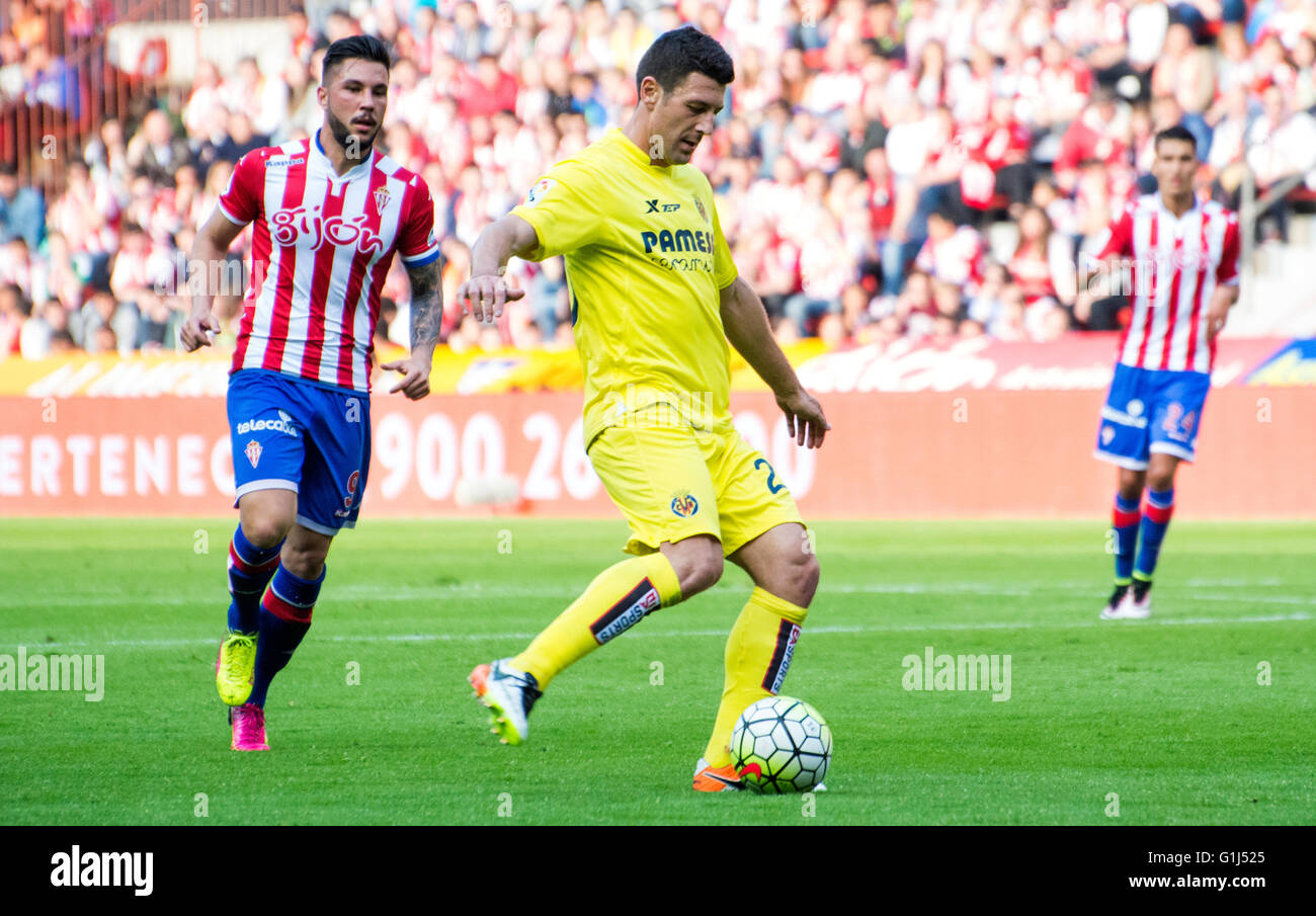 Gijon, Spagna. 15 Maggio, 2016. Daniele Bonera (difensore, Villareal CF) in azione durante la partita di calcio dell'ultimo round della stagione 2016/2017 del campionato spagnolo "La Liga " tra Real Sporting de Gijón e Villareal CF a Molinón stadio su 15 Maggio 2016 a Gijon, Spagna. Credito: David Gato/Alamy Live News Foto Stock