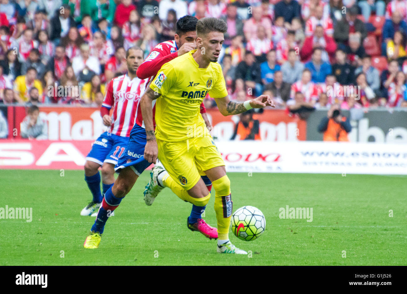 Gijon, Spagna. 15 Maggio, 2016. Samu Castillejo (Mildfierder, Villareal CF) in azione coperti da Carlos Carmona (Mildfierder, Sporting Gijón) durante la partita di calcio dell'ultimo round della stagione 2016/2017 del campionato spagnolo "La Liga " tra Real Sporting de Gijón e Villareal CF a Molinón stadio su 15 Maggio 2016 a Gijon, Spagna. Credito: David Gato/Alamy Live News Foto Stock
