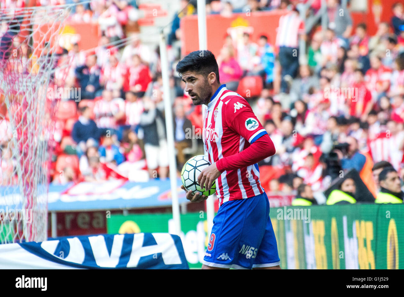 Gijon, Spagna. 15 Maggio, 2016. Carlos Carmona (Mildfierder, Sporting Gijón) durante la partita di calcio dell'ultimo round della stagione 2016/2017 del campionato spagnolo "La Liga " tra Real Sporting de Gijón e Villareal CF a Molinón stadio su 15 Maggio 2016 a Gijon, Spagna. Credito: David Gato/Alamy Live News Foto Stock