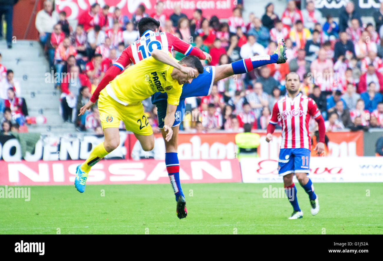 Gijon, Spagna. 15 Maggio, 2016. Antonio Rukavina (difensore, Villareal CF) e Carlos Carmona (Mildfierder, Sporting Gijón) lottano per il possesso della palla durante la partita di calcio dell'ultimo round della stagione 2016/2017 del campionato spagnolo "La Liga " tra Real Sporting de Gijón e Villareal CF a Molinón stadio su 15 Maggio 2016 a Gijon, Spagna. Credito: David Gato/Alamy Live News Foto Stock