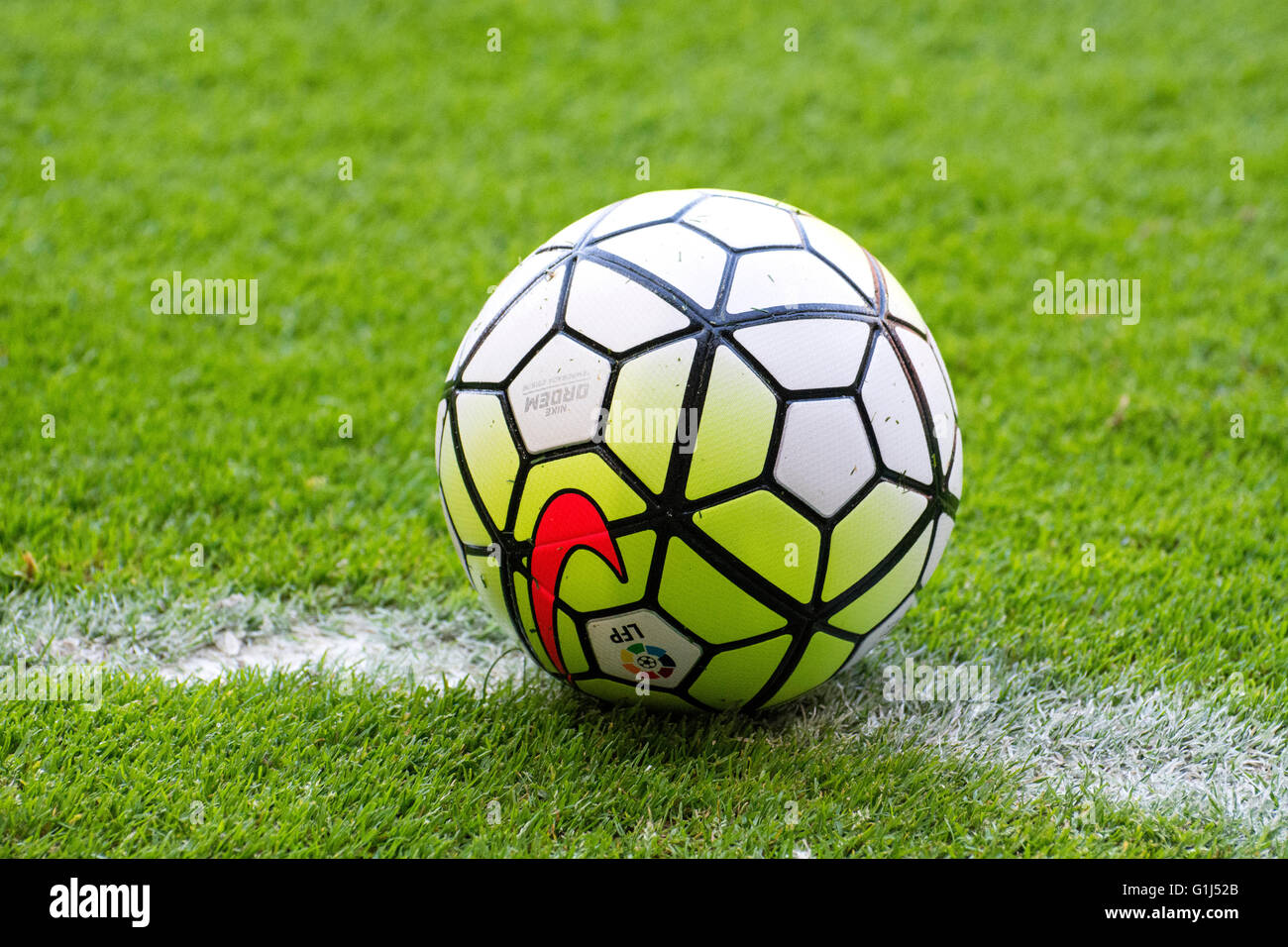 Gijon, Spagna. 15 Maggio, 2016. Sfera durante la partita di calcio dell'ultimo round della stagione 2016/2017 del campionato spagnolo "La Liga " tra Real Sporting de Gijón e Villareal CF a Molinón stadio su 15 Maggio 2016 a Gijon, Spagna. Credito: David Gato/Alamy Live News Foto Stock