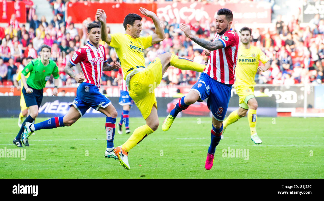 Gijon, Spagna. 15 Maggio, 2016. Antonio Rukavina (difensore, Villareal CF) e Miguel Angel Guerrero (avanti, Sporting Gijón) lottano per il possesso della palla durante la partita di calcio dell'ultimo round della stagione 2016/2017 del campionato spagnolo "La Liga " tra Real Sporting de Gijón e Villareal CF a Molinón stadio su 15 Maggio 2016 a Gijon, Spagna. Credito: David Gato/Alamy Live News Foto Stock