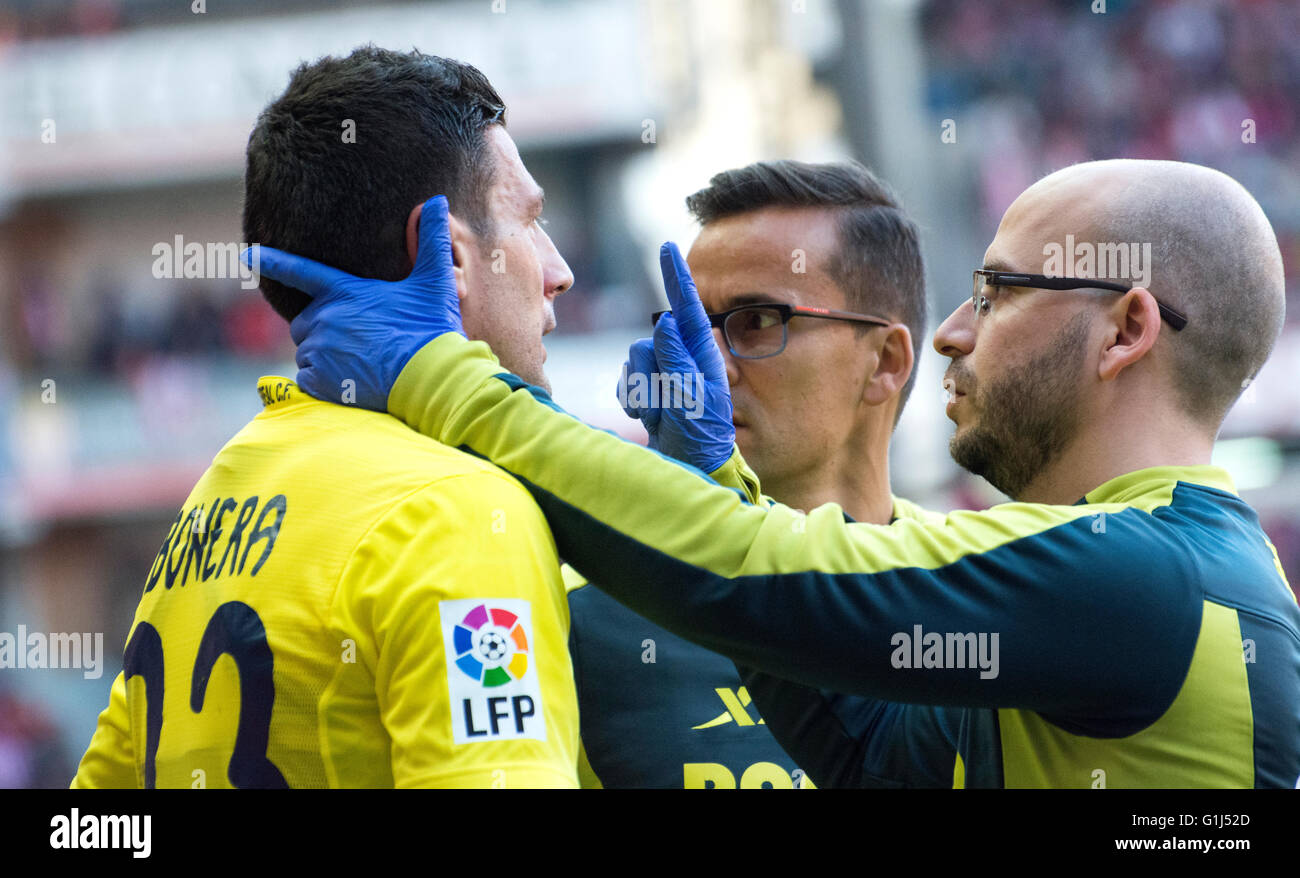 Gijon, Spagna. 15 Maggio, 2016. I medici di occuparsi di Daniele Bonera (difensore, Villareal CF) durante la partita di calcio dell'ultimo round della stagione 2016/2017 del campionato spagnolo "La Liga " tra Real Sporting de Gijón e Villareal CF a Molinón stadio su 15 Maggio 2016 a Gijon, Spagna. Credito: David Gato/Alamy Live News Foto Stock