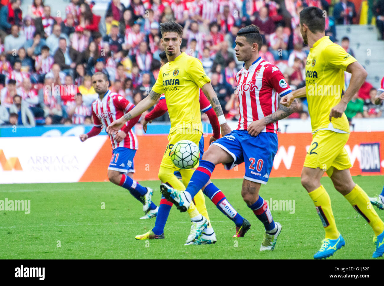 Gijon, Spagna. 15 Maggio, 2016. Antonio Sanabria (avanti, Sporting Gijón) in azione circondato da Villareal i giocatori durante la partita di calcio dell'ultimo round della stagione 2016/2017 del campionato spagnolo "La Liga " tra Real Sporting de Gijón e Villareal CF a Molinón stadio su 15 Maggio 2016 a Gijon, Spagna. Credito: David Gato/Alamy Live News Foto Stock