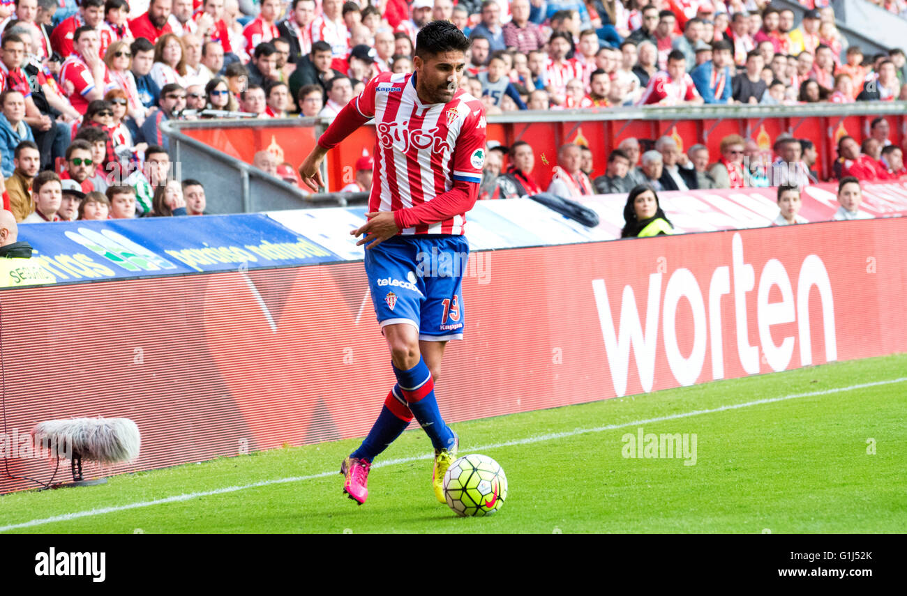 Gijon, Spagna. 15 Maggio, 2016. Carlos Carmona (Mildfierder, Sporting Gijón) in azione durante la partita di calcio dell'ultimo round della stagione 2016/2017 del campionato spagnolo "La Liga " tra Real Sporting de Gijón e Villareal CF a Molinón stadio su 15 Maggio 2016 a Gijon, Spagna. Credito: David Gato/Alamy Live News Foto Stock