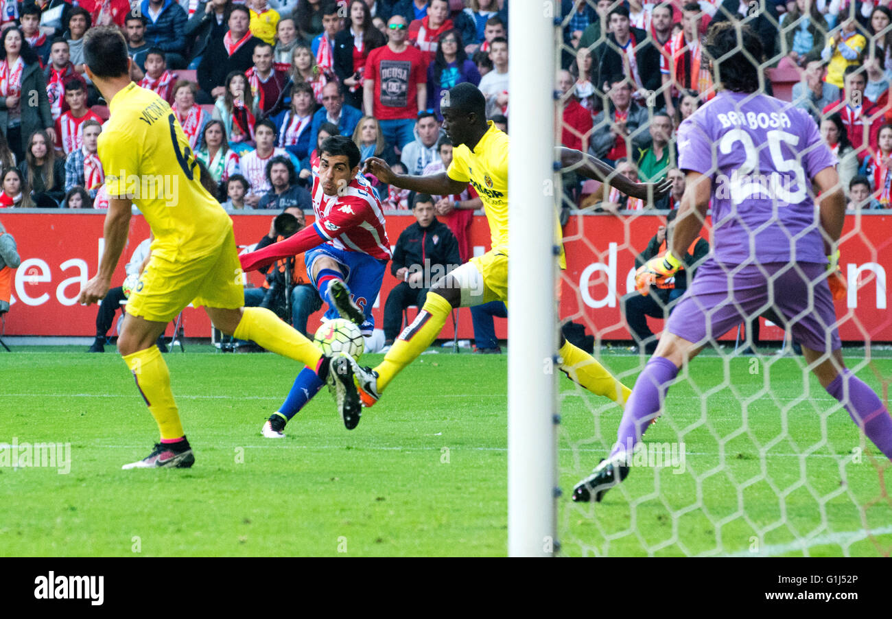 Gijon, Spagna. 15 Maggio, 2016. Carlos Castro (avanti, Sporting Gijón) scatti durante la partita di calcio dell'ultimo round della stagione 2016/2017 del campionato spagnolo "La Liga " tra Real Sporting de Gijón e Villareal CF a Molinón stadio su 15 Maggio 2016 a Gijon, Spagna. Credito: David Gato/Alamy Live News Foto Stock