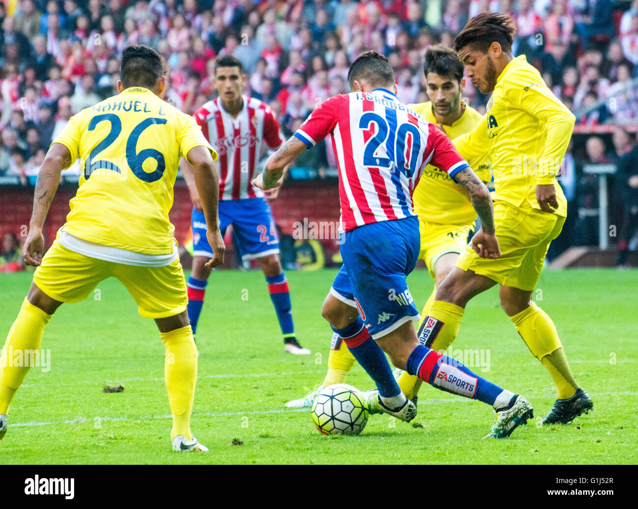 Gijon, Spagna. 15 Maggio, 2016. Antonio Sanabria (avanti, Sporting Gijón) in azione circondato da Villareal i giocatori durante la partita di calcio dell'ultimo round della stagione 2016/2017 del campionato spagnolo "La Liga " tra Real Sporting de Gijón e Villareal CF a Molinón stadio su 15 Maggio 2016 a Gijon, Spagna. Credito: David Gato/Alamy Live News Foto Stock