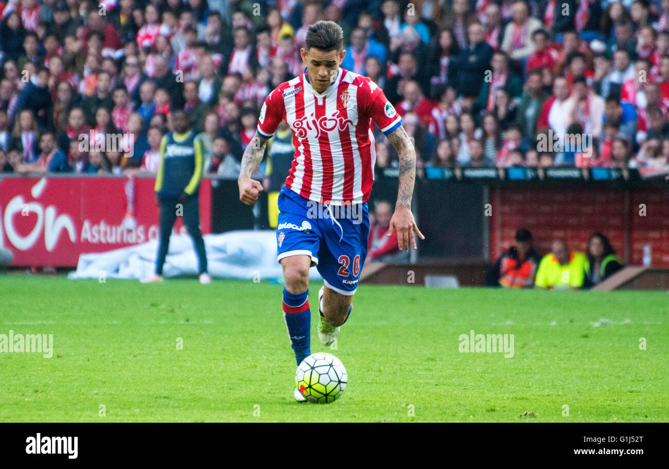 Gijon, Spagna. 15 Maggio, 2016. Antonio Sanabria (avanti, Sporting Gijón) in azione durante la partita di calcio dell'ultimo round della stagione 2016/2017 del campionato spagnolo "La Liga " tra Real Sporting de Gijón e Villareal CF a Molinón stadio su 15 Maggio 2016 a Gijon, Spagna. Credito: David Gato/Alamy Live News Foto Stock