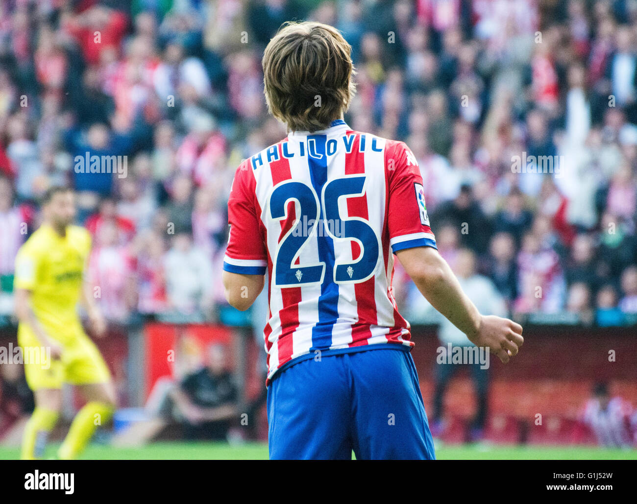Gijon, Spagna. 15 Maggio, 2016. Alen Halilovic (Mildfierder, Sporting Gijón) durante la partita di calcio dell'ultimo round della stagione 2016/2017 del campionato spagnolo "La Liga " tra Real Sporting de Gijón e Villareal CF a Molinón stadio su 15 Maggio 2016 a Gijon, Spagna. Credito: David Gato/Alamy Live News Foto Stock