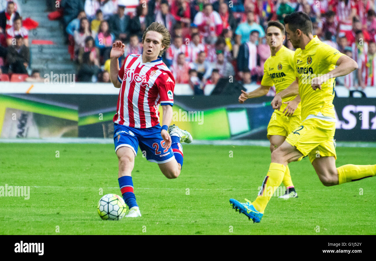 Gijon, Spagna. 15 Maggio, 2016. Alen Halilovic (Mildfierder, Sporting Gijón) in azione coperti da Villareal i giocatori durante la partita di calcio dell'ultimo round della stagione 2016/2017 del campionato spagnolo "La Liga " tra Real Sporting de Gijón e Villareal CF a Molinón stadio su 15 Maggio 2016 a Gijon, Spagna. Credito: David Gato/Alamy Live News Foto Stock