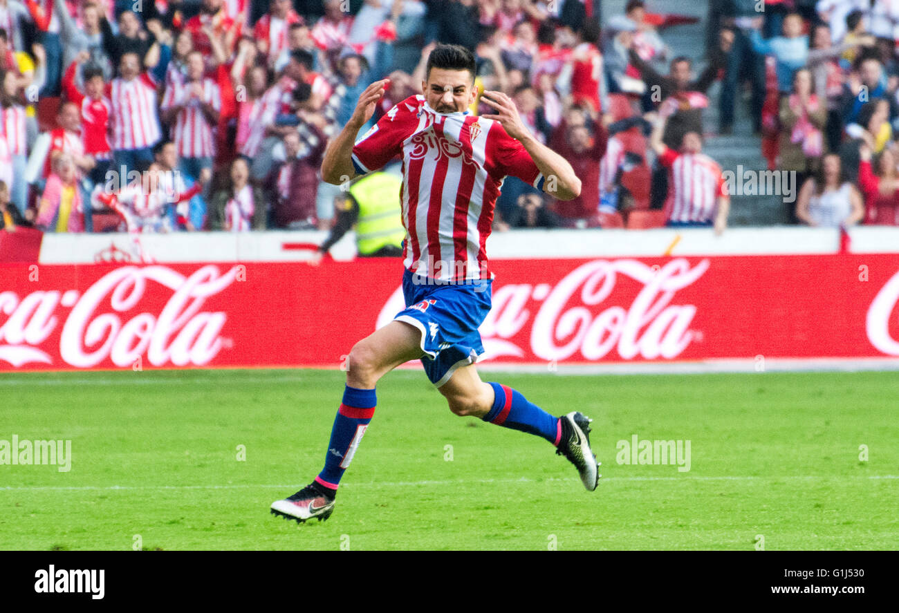 Gijon, Spagna. 15 Maggio, 2016. Sergio Alvarez (Mildfierder, Sporting Gijón) celebra il suo obiettivo, la seconda del suo team, durante la partita di calcio dell'ultimo round della stagione 2016/2017 del campionato spagnolo "La Liga " tra Real Sporting de Gijón e Villareal CF a Molinón stadio su 15 Maggio 2016 a Gijon, Spagna. Credito: David Gato/Alamy Live News Foto Stock