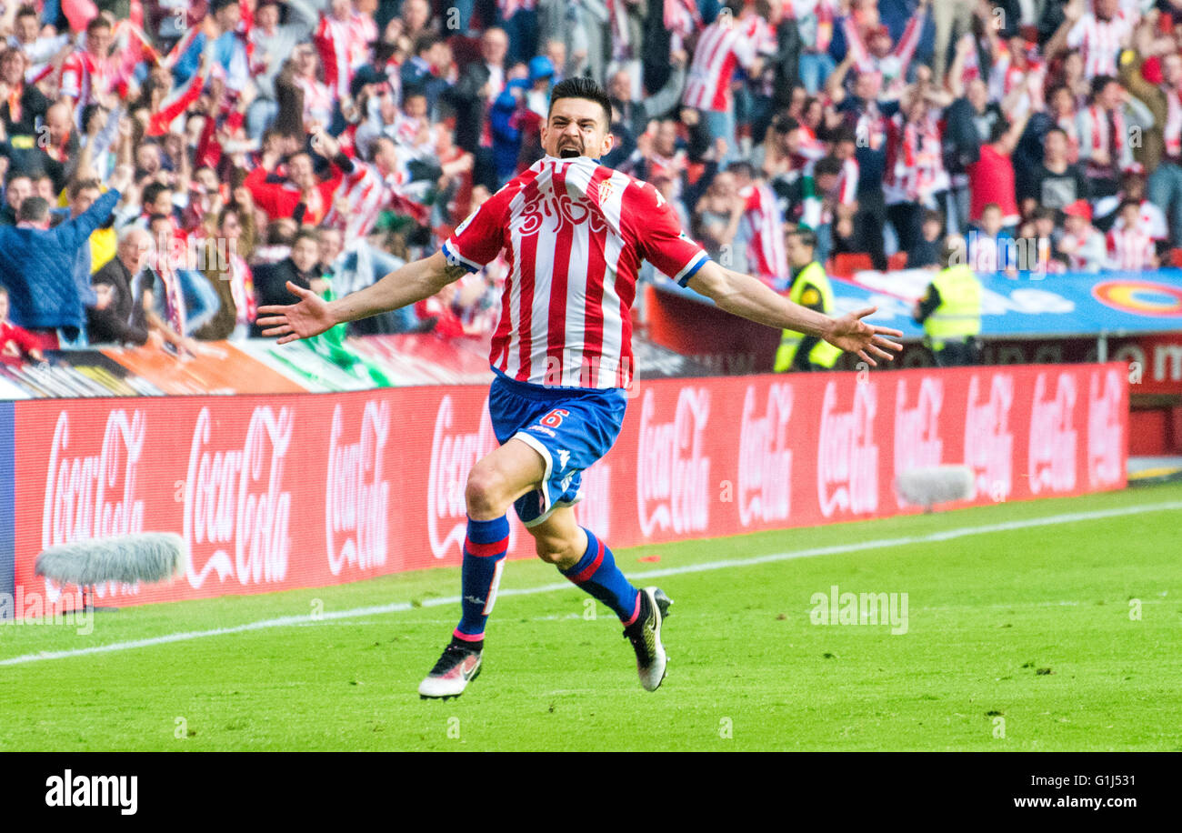 Gijon, Spagna. 15 Maggio, 2016. Sergio Alvarez (Mildfierder, Sporting Gijón) celebra il suo obiettivo, la seconda del suo team, durante la partita di calcio dell'ultimo round della stagione 2016/2017 del campionato spagnolo "La Liga " tra Real Sporting de Gijón e Villareal CF a Molinón stadio su 15 Maggio 2016 a Gijon, Spagna. Credito: David Gato/Alamy Live News Foto Stock