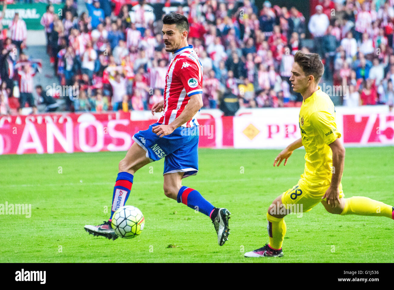 Gijon, Spagna. 15 Maggio, 2016. Carlos Carmona (Mildfierder, Sporting Gijón) in azione coperti da Denis Suarez (Mildfierder, Villareal CF) durante la partita di calcio dell'ultimo round della stagione 2016/2017 del campionato spagnolo "La Liga " tra Real Sporting de Gijón e Villareal CF a Molinón stadio su 15 Maggio 2016 a Gijon, Spagna. Credito: David Gato/Alamy Live News Foto Stock