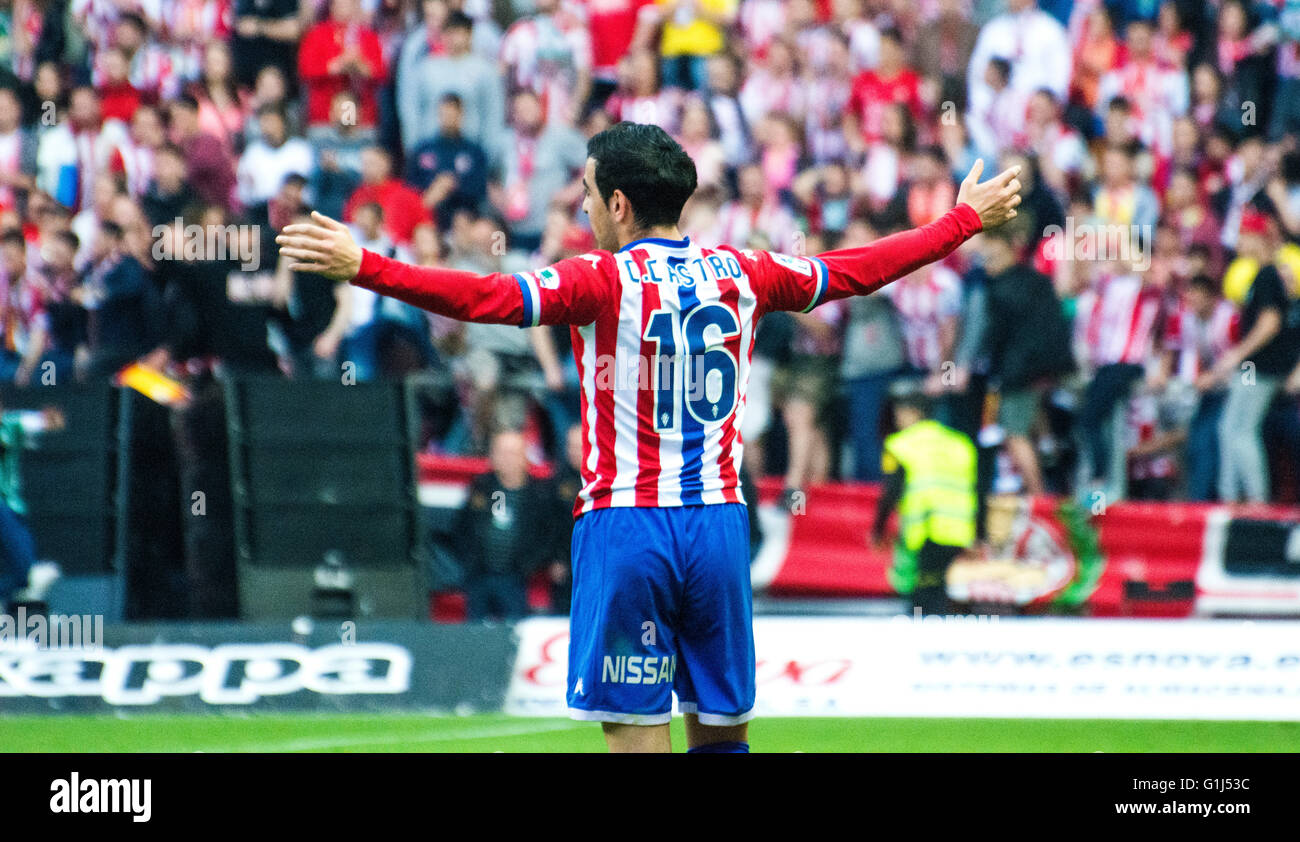Gijon, Spagna. 15 Maggio, 2016. Carlos Castro (avanti, Sporting Gijón) celebra il salvataggio della categoria della sua squadra dopo aver vinto la partita di calcio dell'ultimo round della stagione 2016/2017 del campionato spagnolo "La Liga " tra Real Sporting de Gijón e Villareal CF a Molinón stadio su 15 Maggio 2016 a Gijon, Spagna. Credito: David Gato/Alamy Live News Foto Stock