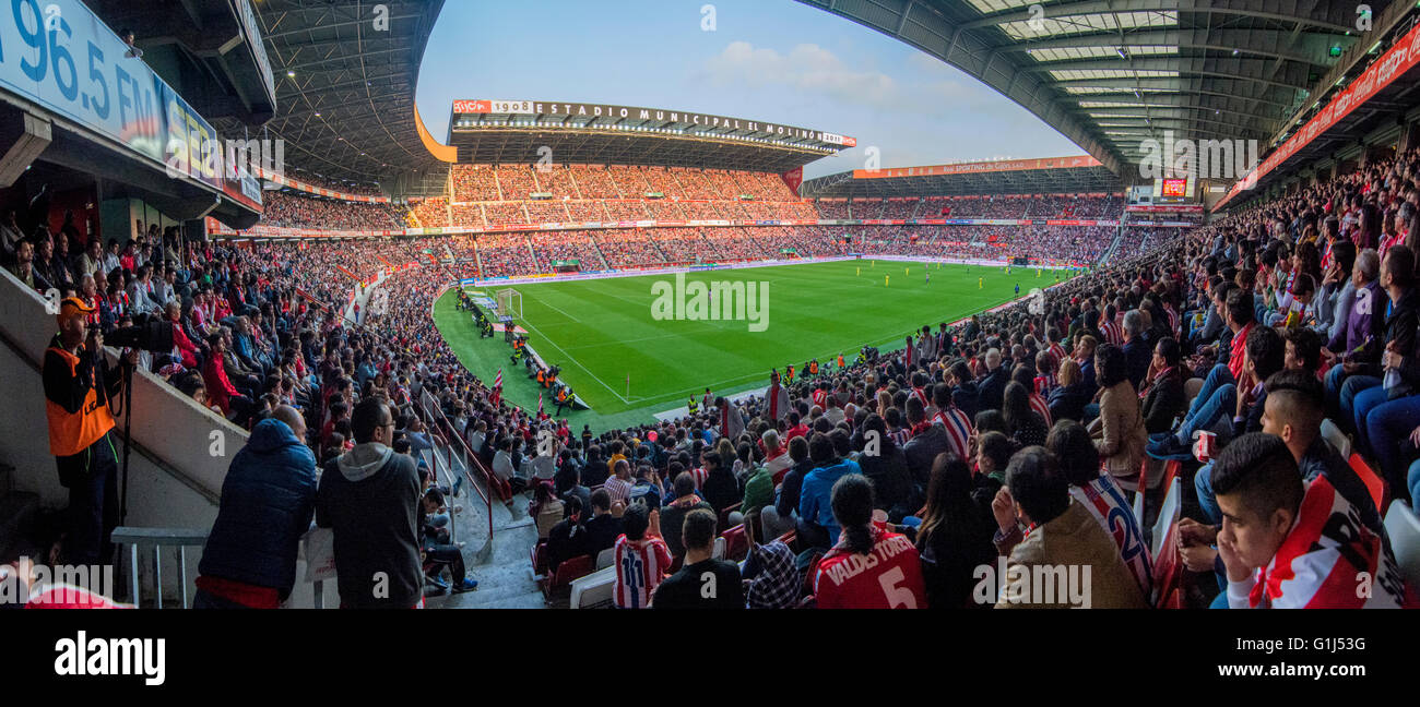 Gijon, Spagna. 15 Maggio, 2016. Stadium durante la partita di calcio dell'ultimo round della stagione 2016/2017 del campionato spagnolo "La Liga " tra Real Sporting de Gijón e Villareal CF a Molinón stadio su 15 Maggio 2016 a Gijon, Spagna. Credito: David Gato/Alamy Live News Foto Stock