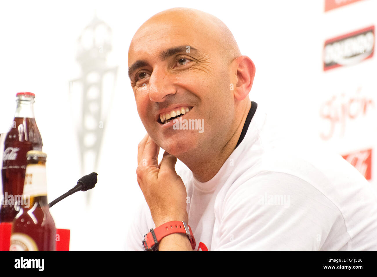 Gijon, Spagna. 15 Maggio, 2016. Abelardo Fernandez (pullman, Sporting Gijón) durante la conferenza stampa in occasione della partita di calcio dell'ultimo round della stagione 2016/2017 del campionato spagnolo "La Liga " tra Real Sporting de Gijón e Villareal CF a Molinón stadio su 15 Maggio 2016 a Gijon, Spagna. Credito: David Gato/Alamy Live News Foto Stock