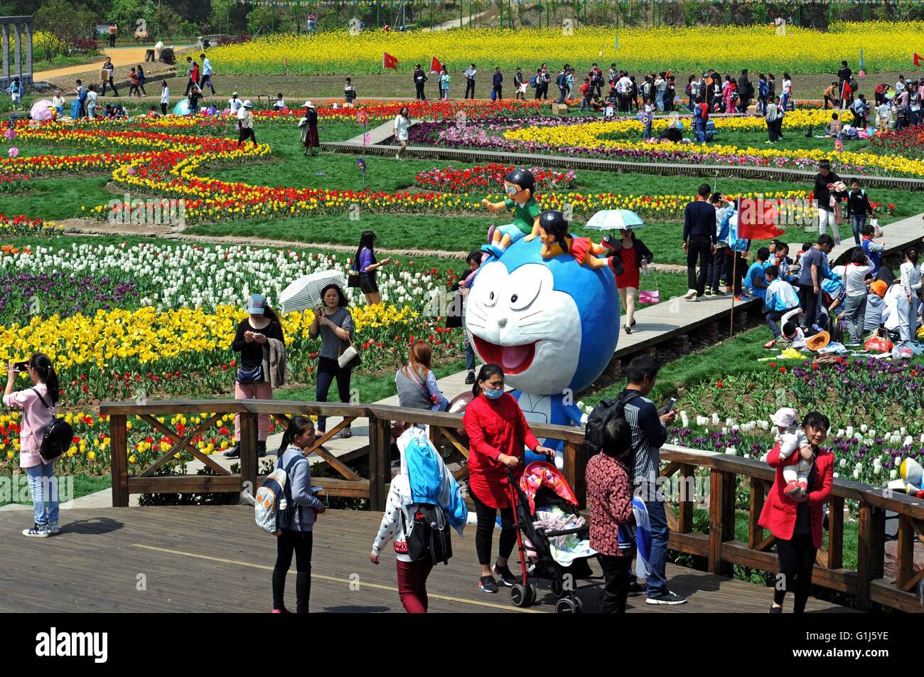 Hangzhou. 1 apr, 2016. Foto scattata il 1 aprile 2016 mostra turisti in vacanza di primavera in Mafan villaggio di Yiwu City, est della Cina di Provincia dello Zhejiang. Zhejiang accelerato la sua industria del turismo come alcune città e villaggi sono stati sviluppati dove la gente poteva godere il ritmo rilassato della vita durante le loro vacanze. © Tan Jin/Xinhua/Alamy Live News Foto Stock