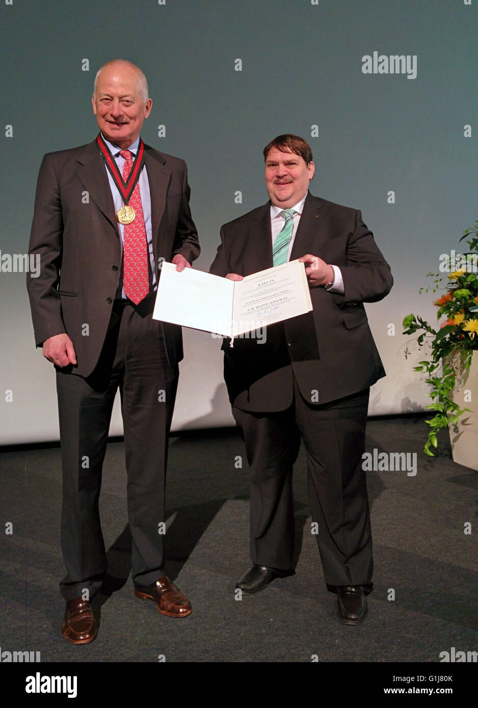 Norimberk, Germania. 14 Maggio, 2016. Hans-Adam II, principe di Liechtenstein, sinistra, riceve il premio più alto dai Sudeti Patria tedesca Association (S1), il Parlamento Carlo IV Premio, dalle mani di SL presidente Bernd Posselt, a destra al Sudeti tedesco il Congresso di Norimberga, Germania, 14 maggio 2016. © Jakub Strihavka/CTK foto/Alamy Live News Foto Stock