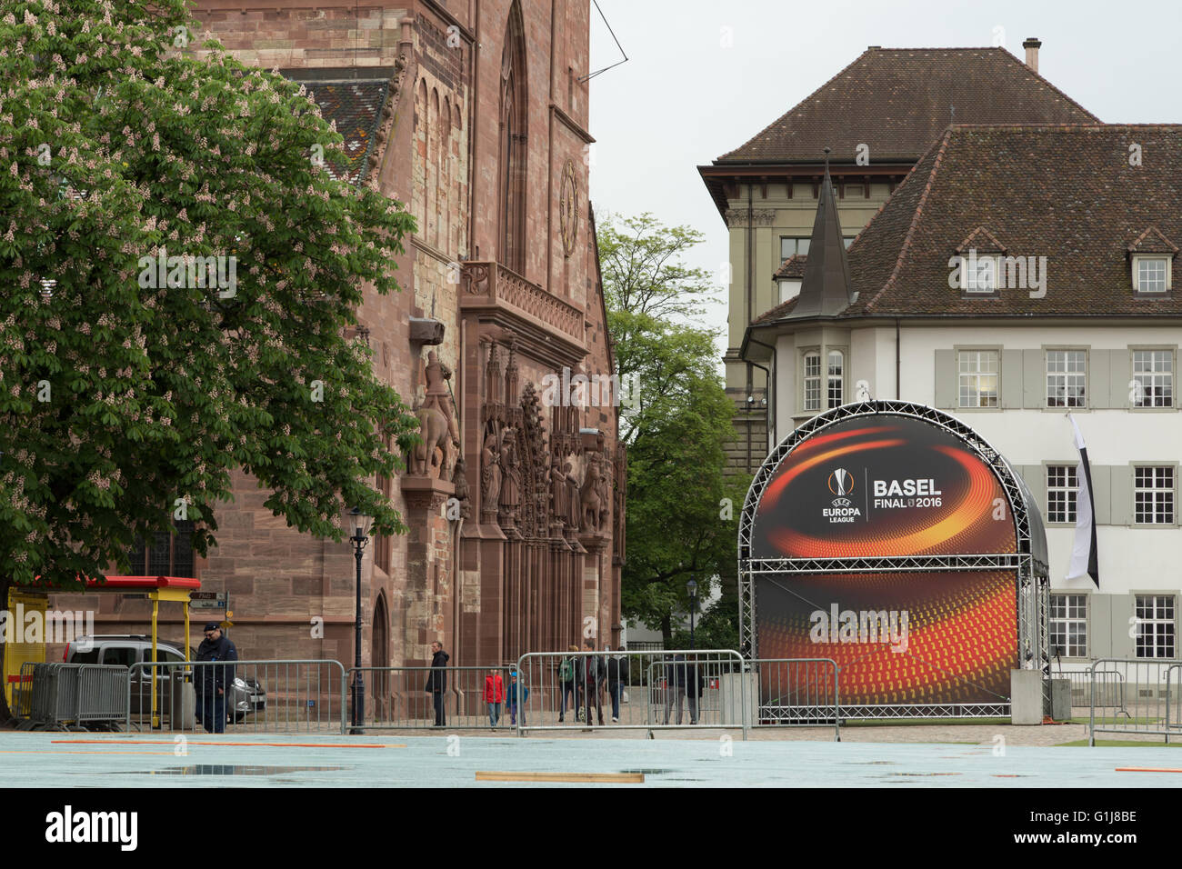 Basel, Svizzera. 16 Maggio, 2016. Basilea i preparativi in piazza del Duomo (Münsterplatz) per il 2016 UEFA Europa League. Il 2016 UEFA Europa League sarà svolto presso la St. Jakob-Park a Basilea in Svizzera il 18 maggio 2016, tra il team inglese Liverpool e il team spagnolo e due volte la difesa champions Sevilla. Basel, Svizzera. Credito: Stephen Allen/Alamy Live News. Foto Stock