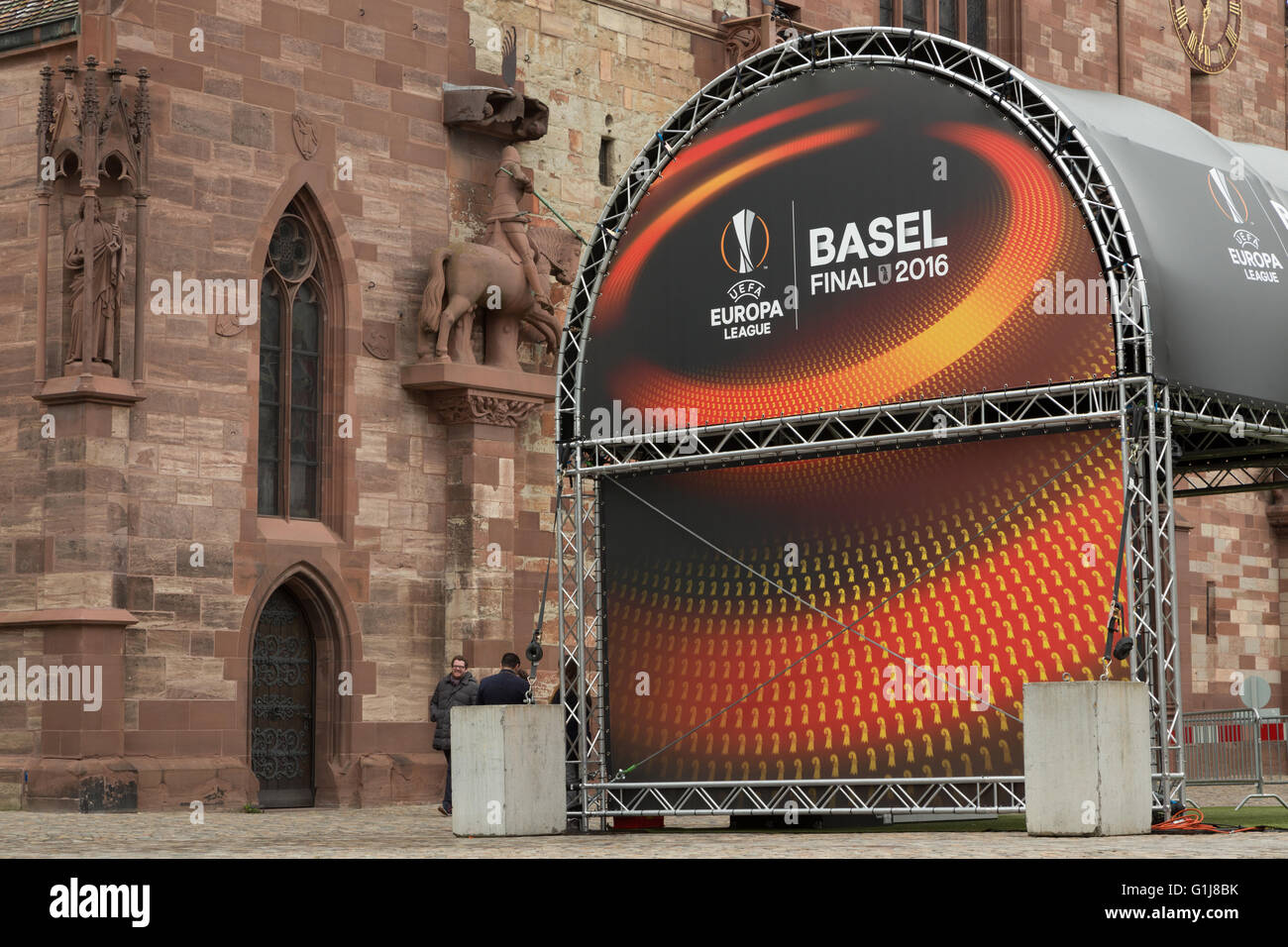 Basel, Svizzera. 16 Maggio, 2016. Basilea i preparativi in piazza del Duomo (Münsterplatz) per il 2016 UEFA Europa League. Il 2016 UEFA Europa League sarà svolto presso la St. Jakob-Park a Basilea in Svizzera il 18 maggio 2016, tra il team inglese Liverpool e il team spagnolo e due volte la difesa champions Sevilla. Basel, Svizzera. Credito: Stephen Allen/Alamy Live News. Foto Stock