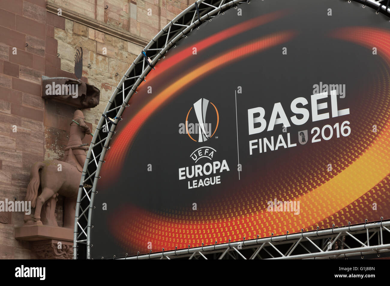 Basel, Svizzera. 16 Maggio, 2016. Basilea i preparativi in piazza del Duomo (Münsterplatz) per il 2016 UEFA Europa League. Il 2016 UEFA Europa League sarà svolto presso la St. Jakob-Park a Basilea in Svizzera il 18 maggio 2016, tra il team inglese Liverpool e il team spagnolo e due volte la difesa champions Sevilla. Basel, Svizzera. Credito: Stephen Allen/Alamy Live News. Foto Stock