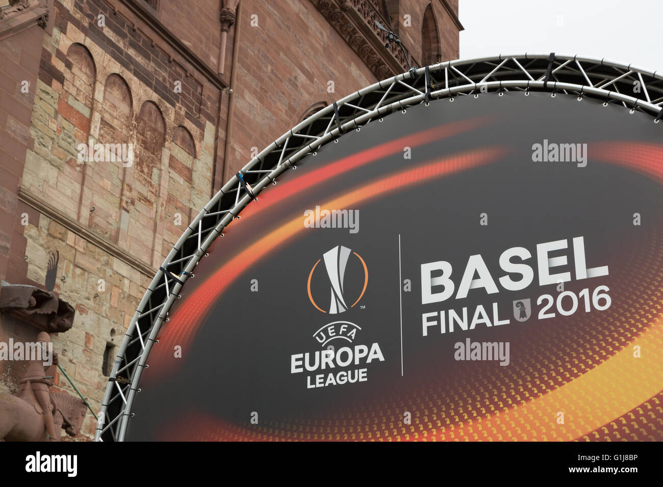 Basel, Svizzera. 16 Maggio, 2016. Basilea i preparativi in piazza del Duomo (Münsterplatz) per il 2016 UEFA Europa League. Il 2016 UEFA Europa League sarà svolto presso la St. Jakob-Park a Basilea in Svizzera il 18 maggio 2016, tra il team inglese Liverpool e il team spagnolo e due volte la difesa champions Sevilla. Basel, Svizzera. Credito: Stephen Allen/Alamy Live News. Foto Stock