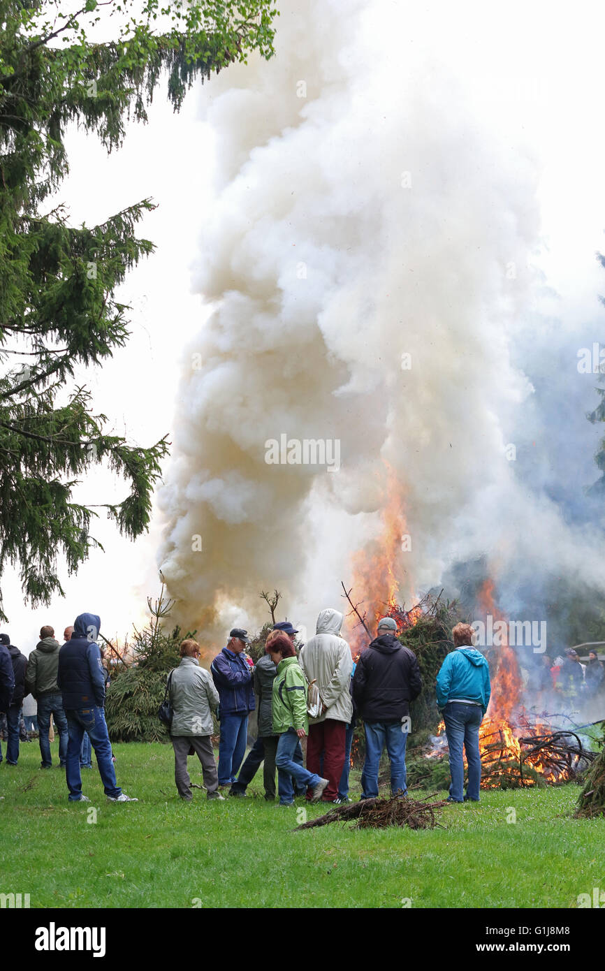 Benneckenstein, Germania. 16 Maggio, 2016. Il fuoco della Pentecoste è impostata dopo il tradizionale Finch manovra della foresta in Benneckenstein, Germania, 16 maggio 2016. Fringuelli in gabbie rivestito in tessuto bianco ha cantato in precedenza in un concorso sotto la carica di una giuria di esperti. Foto: MATTHIAS BEIN/dpa/Alamy Live News Foto Stock