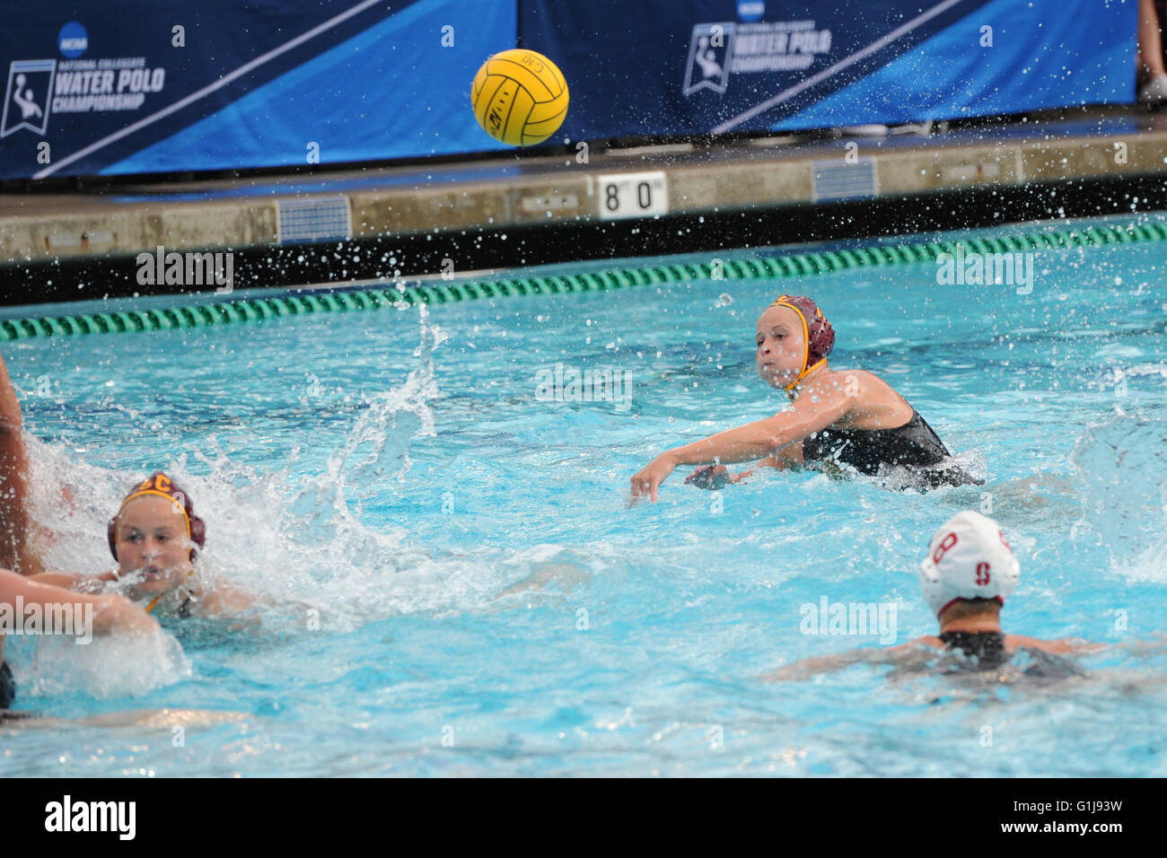 Los Angeles, California, USA. 15 Maggio, 2016. Stephania Haralabidis di Atene, Grecia getta il gioco-colpo vincente con sei secondi a sinistra come USC sconfigge Stanford 8-7 per vincere il NCAA campionato nazionale finale nella donna la pallanuoto, ospitato presso la UCLA (Los Angeles, California, 15 maggio 2016). Il Greek National team stati segnati cinque obiettivi e assistita su un altro due come USC finito una perfetta stagione 26-0. © Jeremy Breningstall/ZUMA filo/Alamy Live News Foto Stock