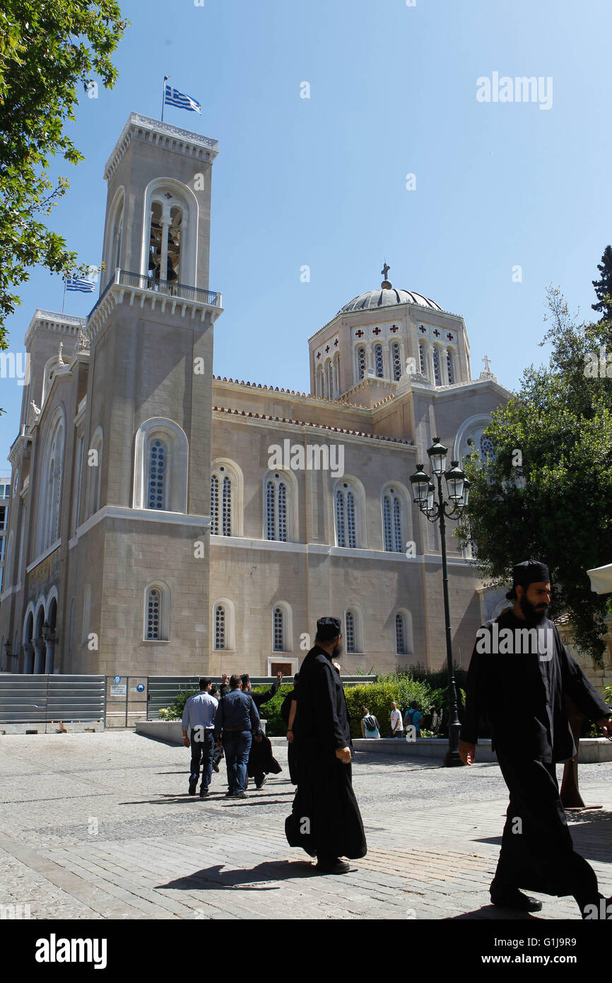 Atene, Grecia. 16 Maggio, 2016. Dopo più di 35 anni di ritardi e burocrazia, il restaurato Atene Cattedrale Metropolitan è stata svelata al pubblico. Il ponteggio e teloni sulla sua parte esterna, che per decenni era diventato quasi una caratteristica distintiva della capitale dei più emblematici chiesa, furono infine rimosso. La cattedrale si trova sulla Central Ermou Street, subito anche danni più gravi in un grande 1999 quake ma riparazioni non inizia fino oltre un decennio più tardi, nel 2010. © Aristidis Vafeiadakis/ZUMA filo/Alamy Live News Foto Stock