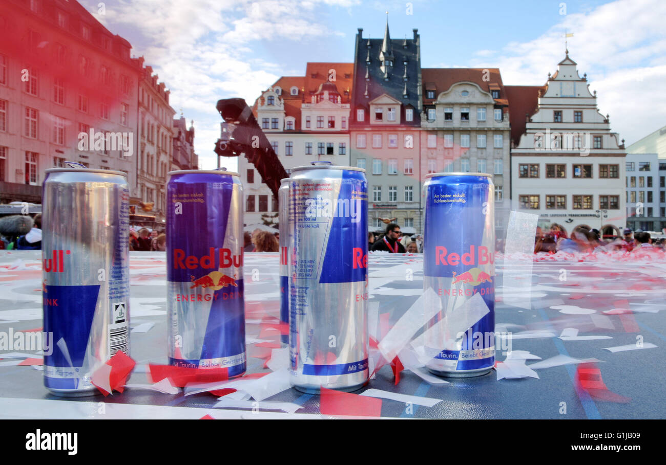 Leipzig, Germania. 16 Maggio, 2016. Le lattine di Red Bull sul palcoscenico dopo la celebrazione del club di calcio RB Leipzigs ascesa verso la prima Bundesliga sulla piazza del mercato di Lipsia, in Germania, il 16 maggio 2016. Foto: JAN WOITAS/dpa/Alamy Live News Foto Stock