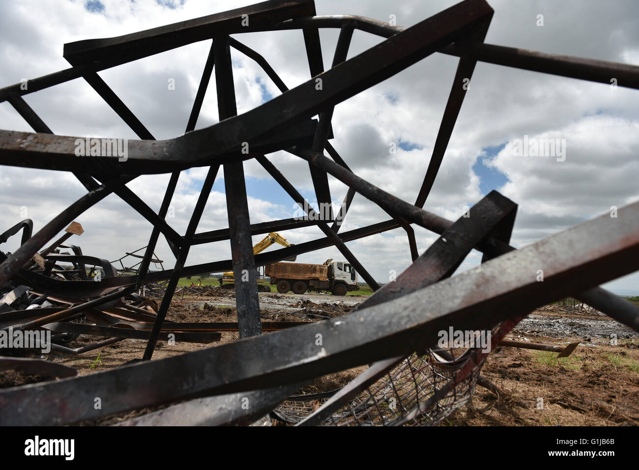 (160516)--NAIROBI, 16 maggio(Xinhua)-- lavoratori operano macchine per rimuovere la cenere di avorio bruciato presso il Parco Nazionale di Nairobi, Nairobi, Kenia, 16 maggio 2016. Governo keniota sul 30 aprile bruciato di 105 tonnellate di zanne di elefante e 1,3 tonnellate di corna di rinoceronte. Attualmente le ceneri di bruciato avorio di elefante e corna di rinoceronte vengono cancellati e trasferiti in Costa d'Avorio bruciando sito all'interno del Parco Nazionale di Nairobi per essere conservati e presentati ai turisti. Governo keniota aveva bruciato 12 tonnellate e 15 tonnellate di avorio nel 1989 e 2015 rispettivamente prima della masterizzazione storico di questo mese di aprile. (Xinhua/Sun Ruibo) Foto Stock