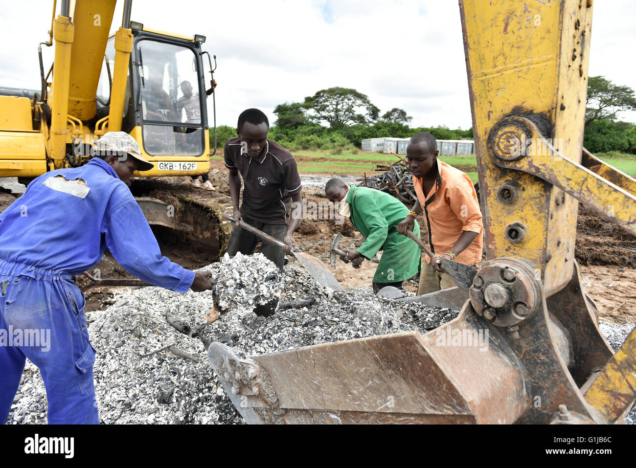 (160516)--NAIROBI, 16 maggio(Xinhua)-- lavoratori rimuovere la cenere di avorio bruciato presso il Parco Nazionale di Nairobi, Nairobi, Kenia, 16 maggio 2016. Governo keniota sul 30 aprile bruciato di 105 tonnellate di zanne di elefante e 1,3 tonnellate di corna di rinoceronte. Attualmente le ceneri di bruciato avorio di elefante e corna di rinoceronte vengono cancellati e trasferiti in Costa d'Avorio bruciando sito all'interno del Parco Nazionale di Nairobi per essere conservati e presentati ai turisti. Governo keniota aveva bruciato 12 tonnellate e 15 tonnellate di avorio nel 1989 e 2015 rispettivamente prima della masterizzazione storico di questo mese di aprile. (Xinhua/Sun Ruibo) Foto Stock