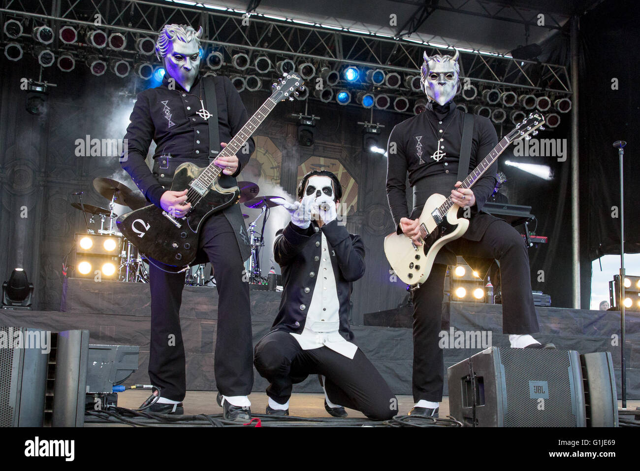 Il Somerset, Wisconsin, Stati Uniti d'America. 15 Maggio, 2016. OMEGA, PAPA EMERITO III e ALFA (L-R) di Ghost eseguire live at Somerset anfiteatro durante l'invasione del nord Festival di musica nel Somerset, Wisconsin © Daniel DeSlover/ZUMA filo/Alamy Live News Foto Stock