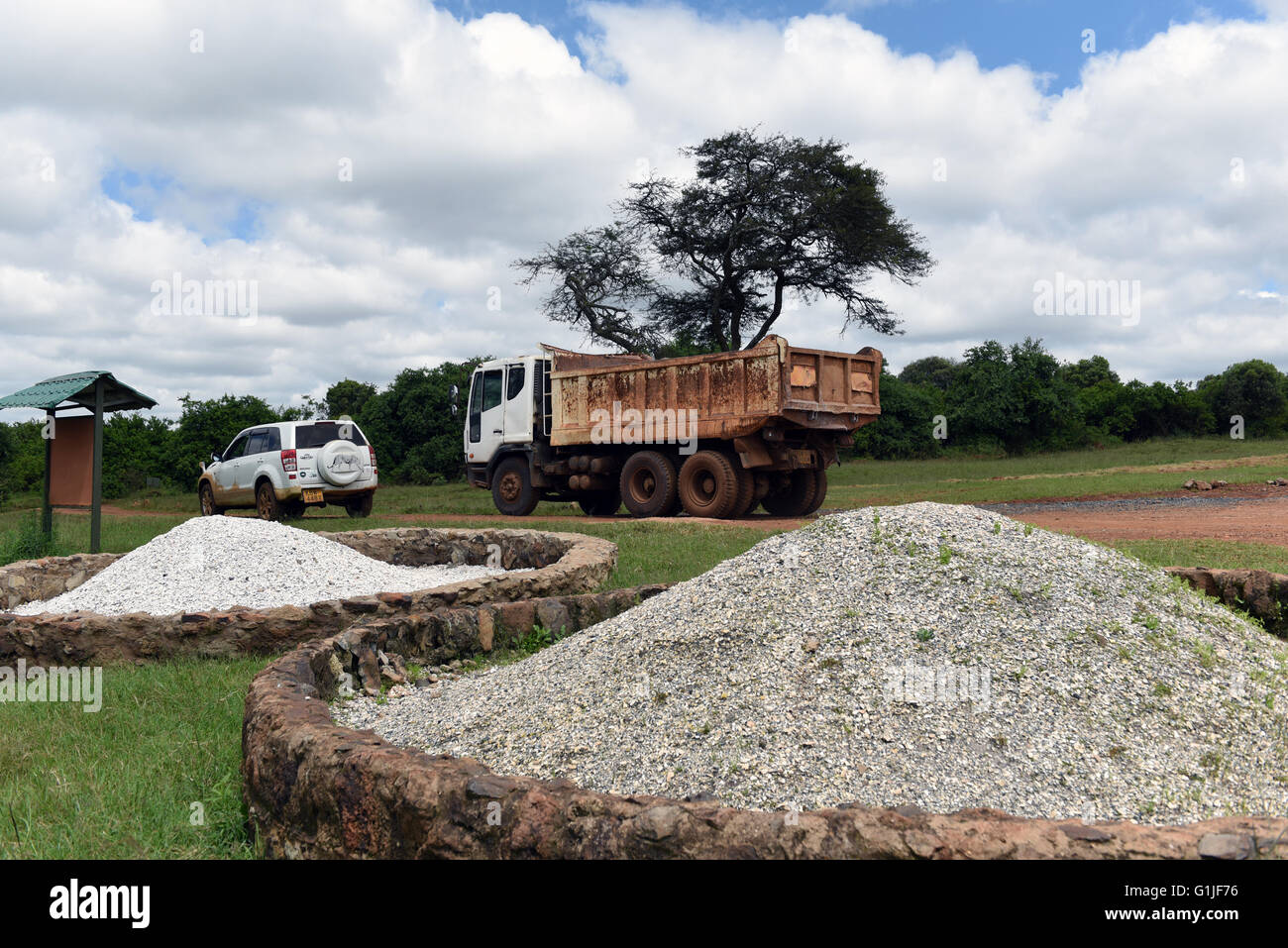 (160517) -- NAIROBI, 17 maggio 2016 (Xinhua) -- Foto scattata il 16 Maggio 2016 mostra le ceneri di avorio bruciato in avorio bruciando sito nel Parco Nazionale di Nairobi, Nairobi, Kenia. Governo keniota sul 30 aprile bruciato di 105 tonnellate di zanne di elefante e 1,3 tonnellate di corna di rinoceronte. Attualmente le ceneri di bruciato avorio di elefante e corna di rinoceronte vengono cancellati e trasferiti in Costa d'Avorio bruciando sito all'interno del Parco Nazionale di Nairobi per essere conservati e presentati ai turisti. Governo keniota aveva bruciato 12 tonnellate e 15 tonnellate di avorio nel 1989 e 2015 rispettivamente prima della masterizzazione storico di questo mese di aprile. (Xinhua/li Foto Stock