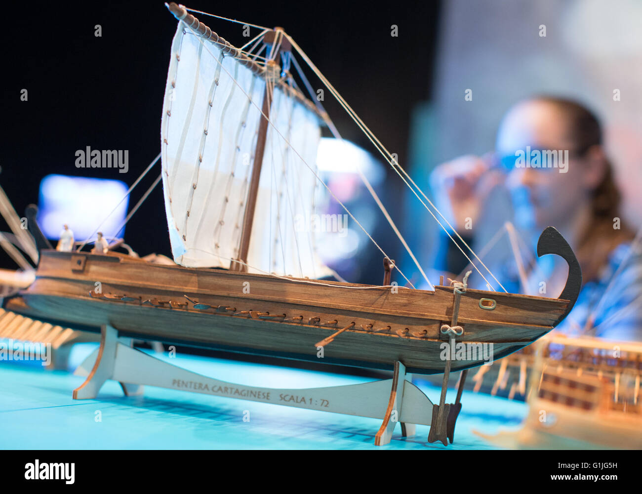 Bramsche, Germania. Xxi Aprile, 2016. Il modello di una guerra cartaginese nave (dal VI secolo A.C.) su una scala di 1:72 è in mostra presso il Museo di Kalkriese e Park a Bramsche, Germania, 21 aprile 2016. La mostra è parte della mostra speciale "pericolo in mare - pirati in tempi antichi', che includono 130 reperti originali da musei italiani dal 23 aprile al 03 ottobre 2016. Foto: FRISO GENTSCH/dpa/Alamy Live News Foto Stock